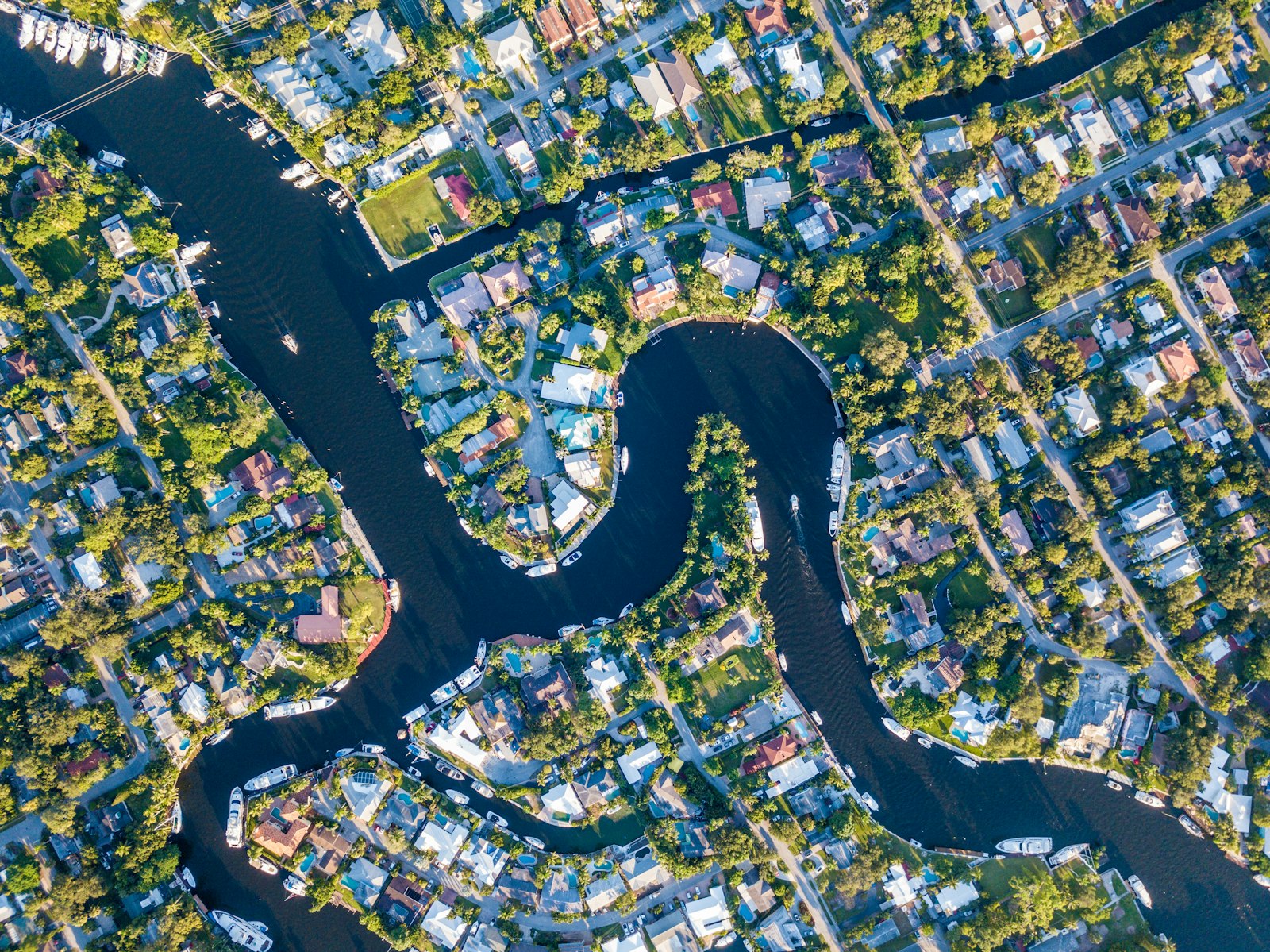 Aerial view of Fort Lauderdale's intracoastal canals and waterfront homes — Venice of America